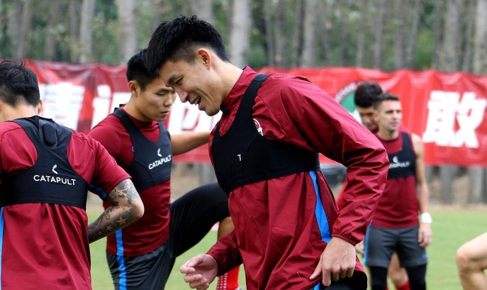 关于河南建业面对不败劲旅，艰难取得胜利的信息