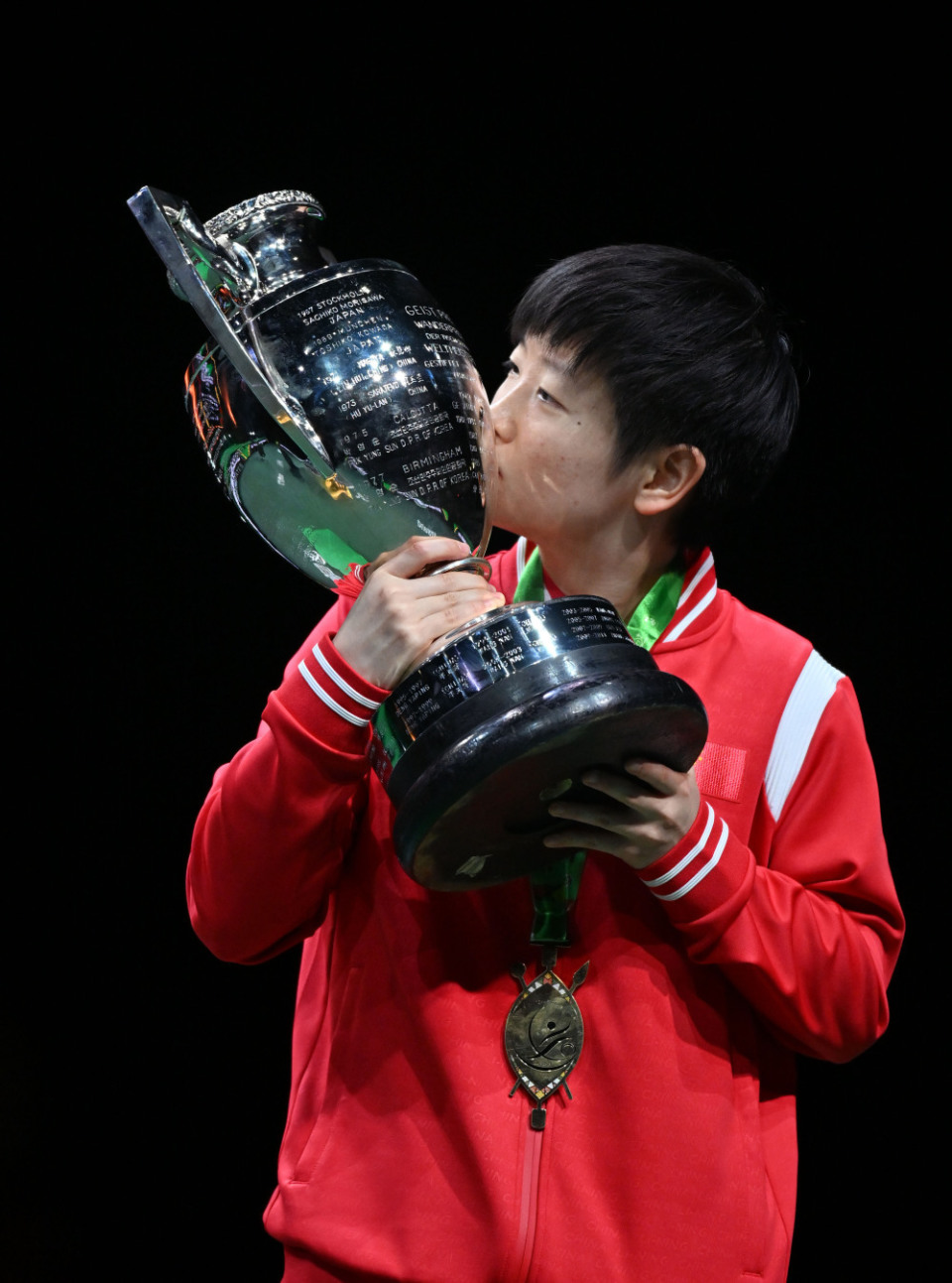 球赛竞争激烈,观众欣赏场面赞叹不已 球赛竞争激烈,观众欣赏场面赞叹不已