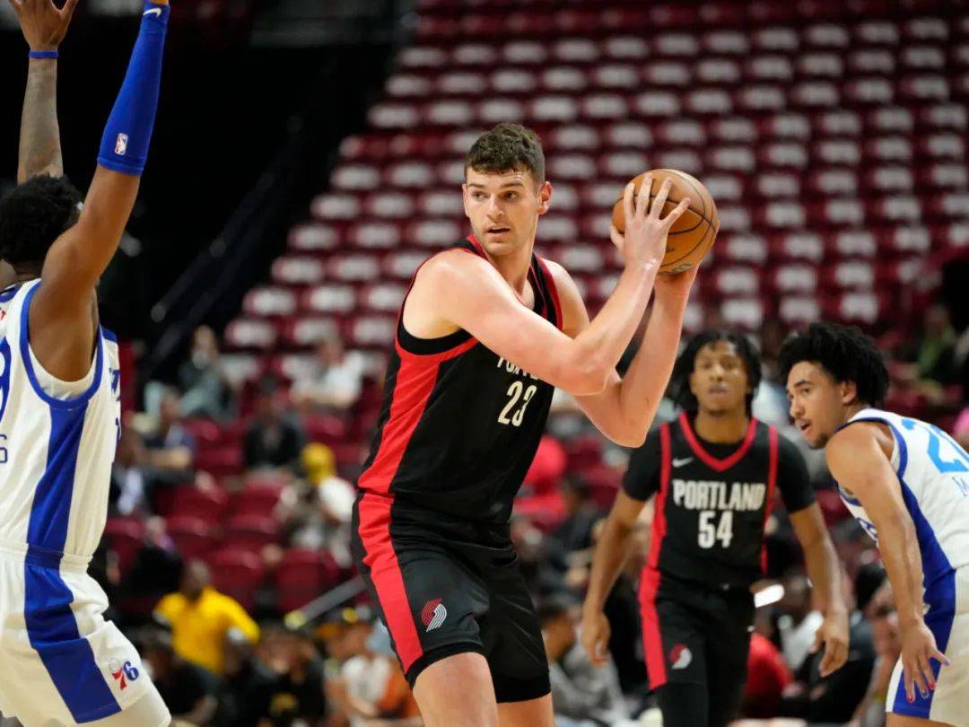 开拓者队新秀高效出手,球队稳定发挥 开拓者队新秀高效出手,球队稳定发挥