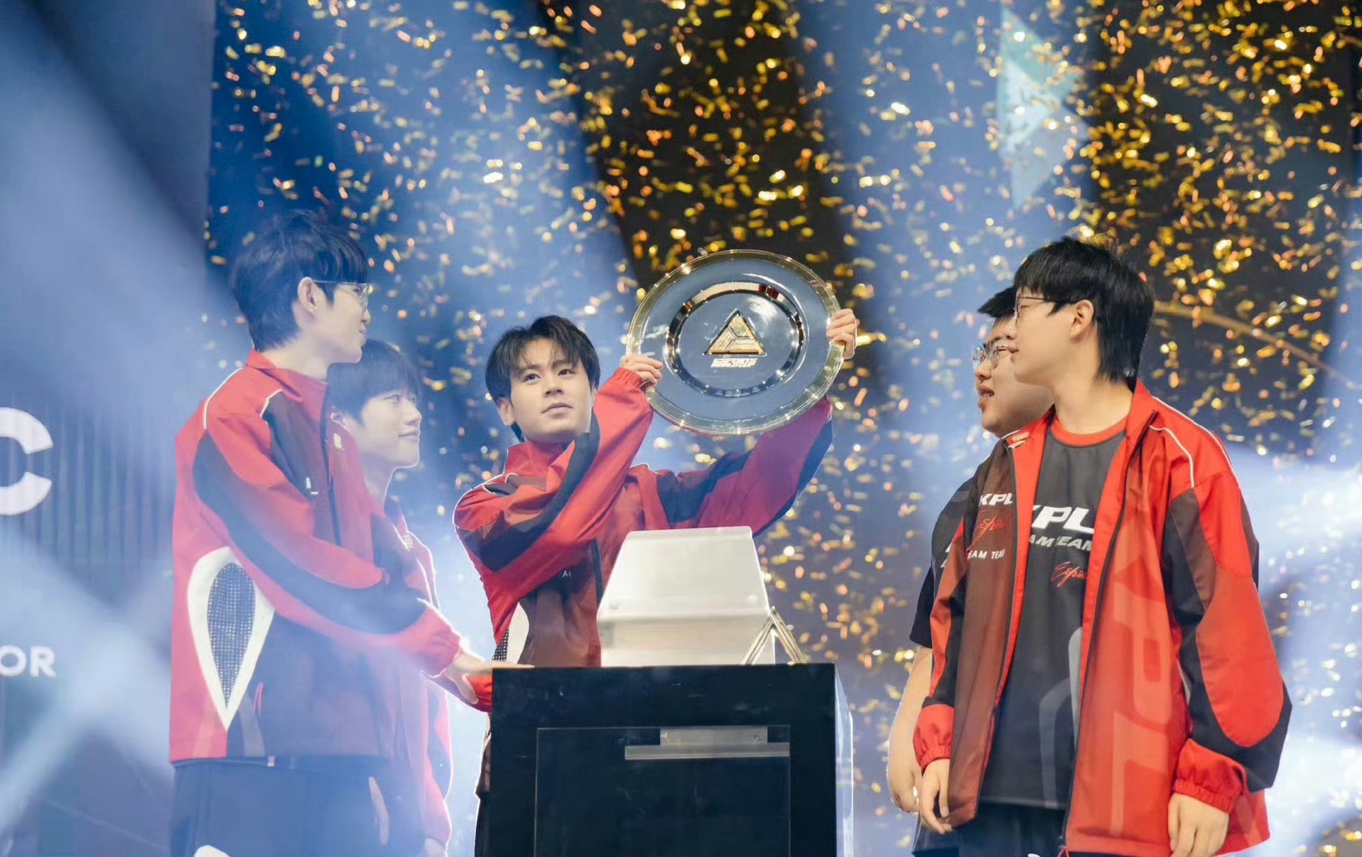 队员合作无间，共同取得胜利