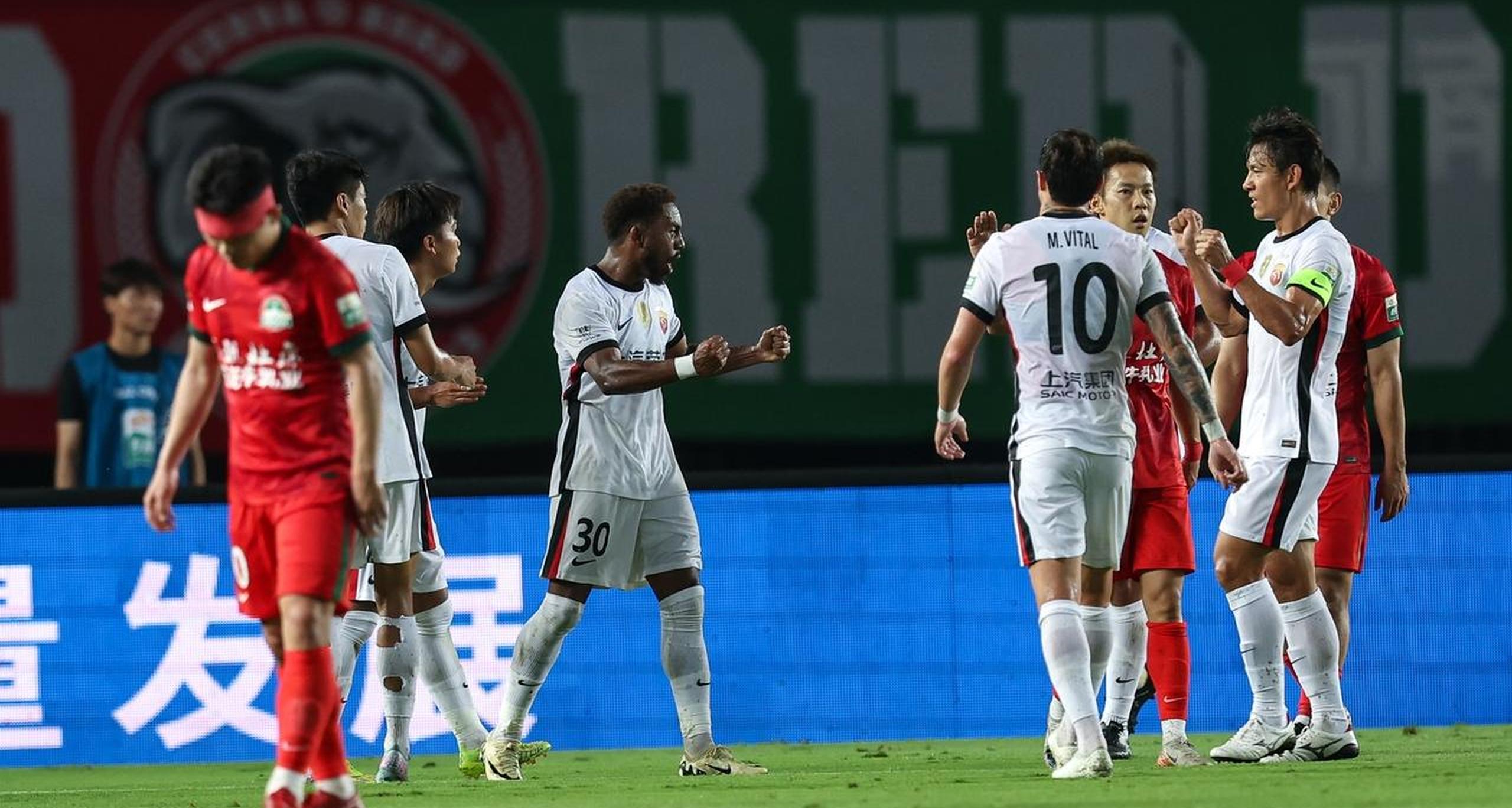 上海申花主场取胜，卫冕冠军优势明显