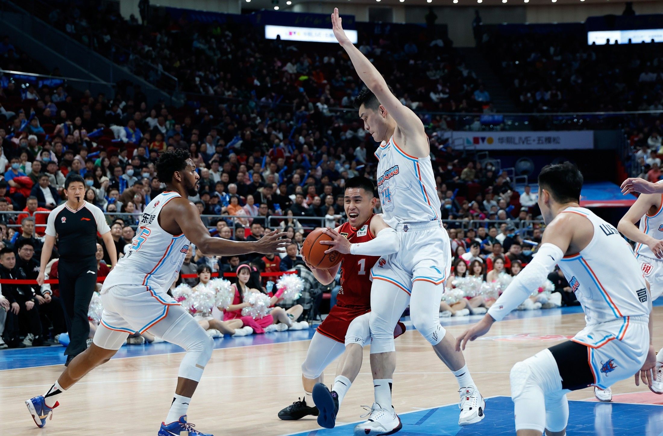 九游体育亚洲官网-包含精彩对抗连连，球员们在赛场上拼搏求胜的词条