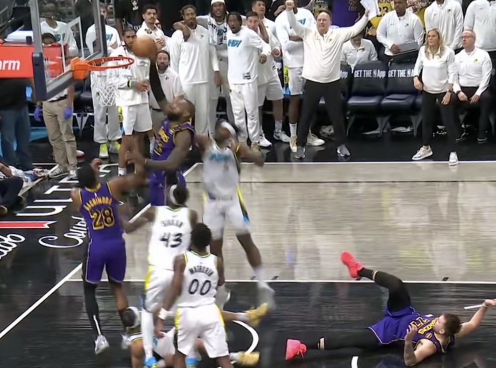 关于詹姆斯率队逆袭成功，绝杀对手惊艳全场的信息