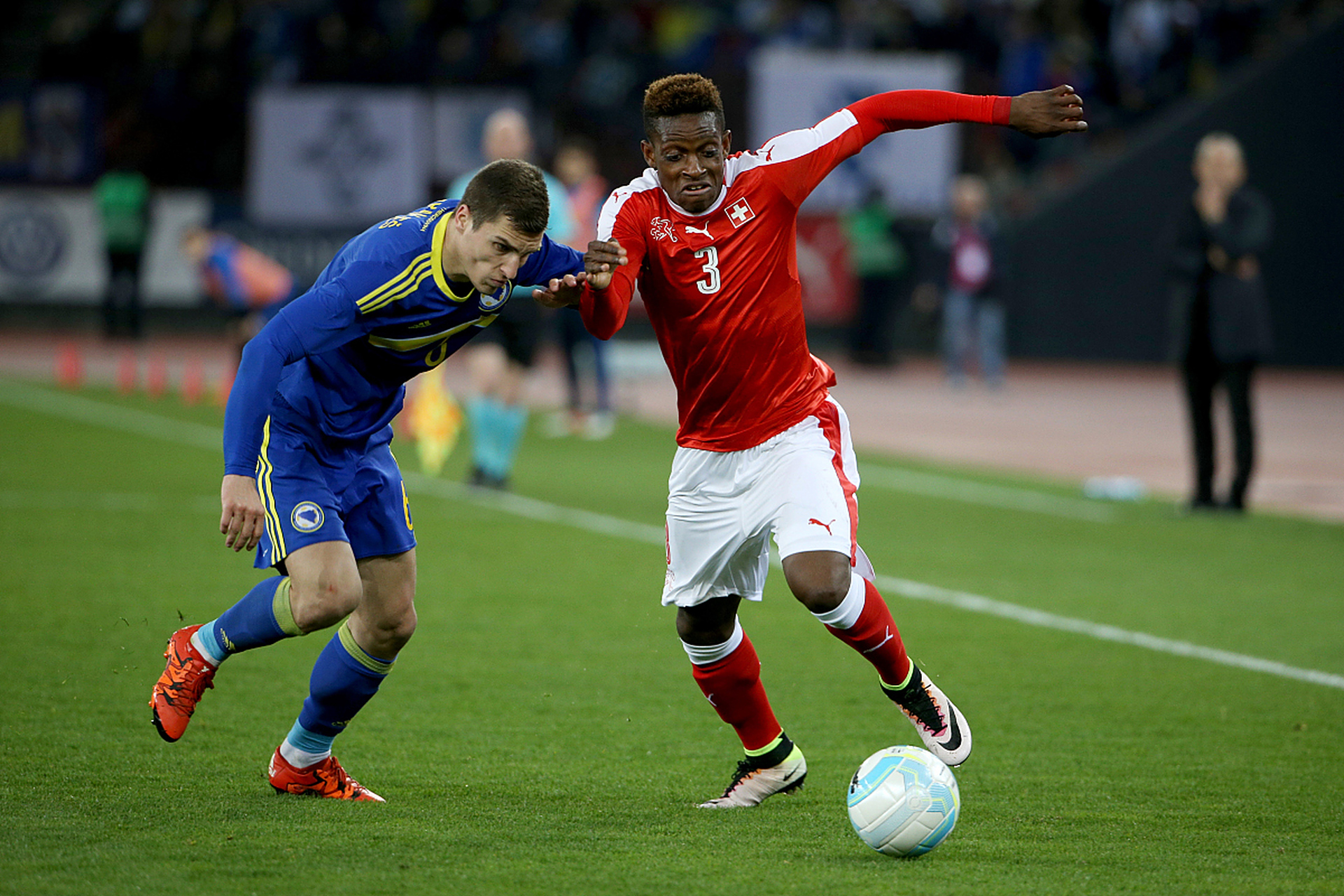 足球比赛欧洲预选赛赛程紧凑，强队备战决胜阶段的简单介绍