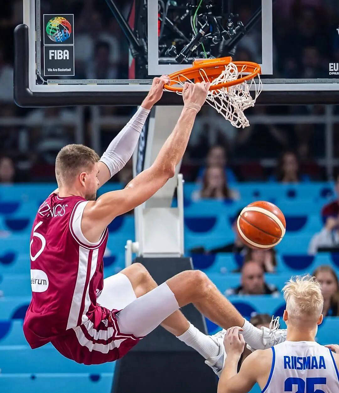 篮坛新星崭露头角:成为国内焦点赛事主力球员的简单介绍 篮坛新星崭露头角:成为国内焦点赛事主力球员的简单介绍