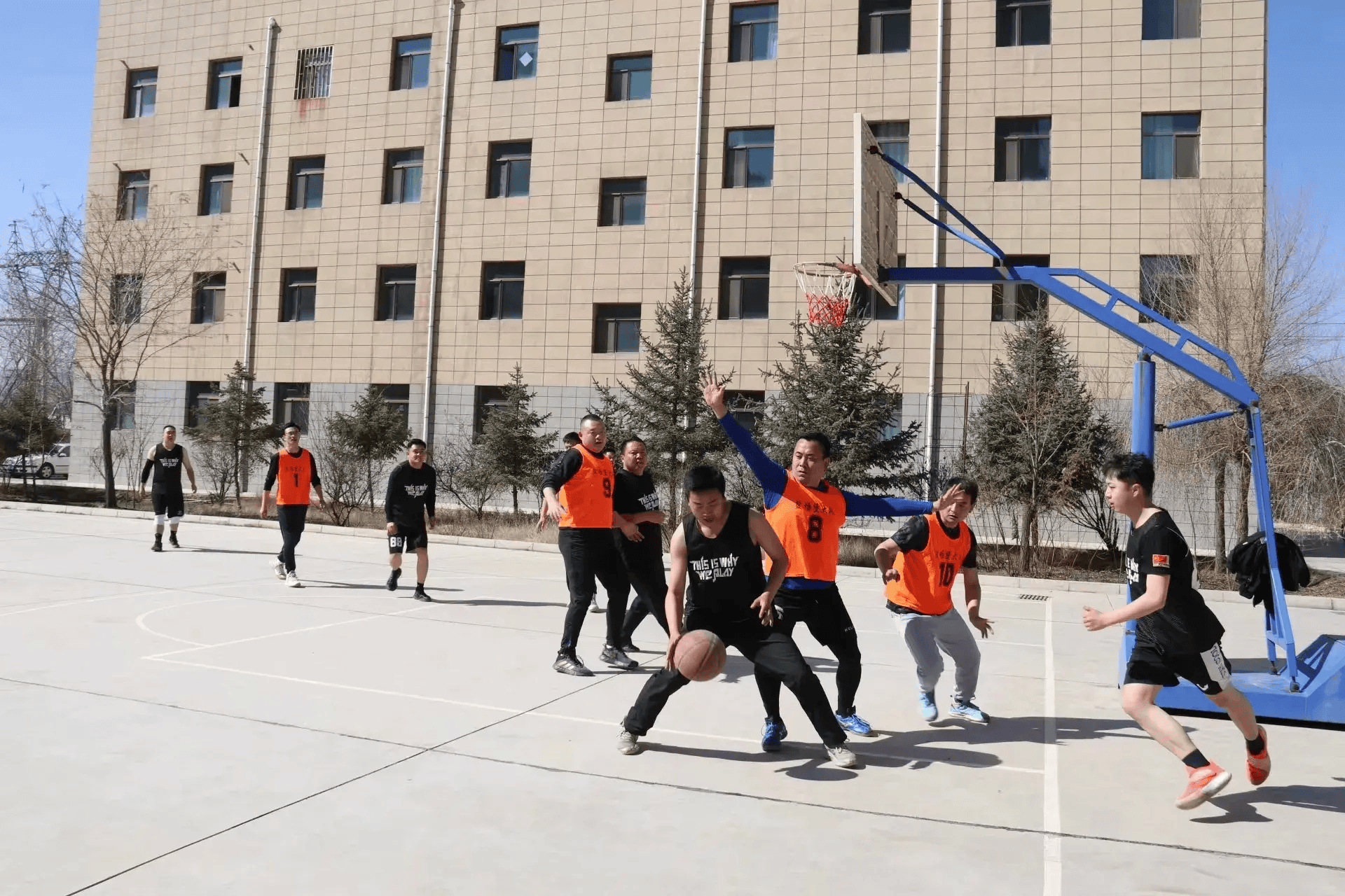 篮球比赛现场球员团结一致，共同作战