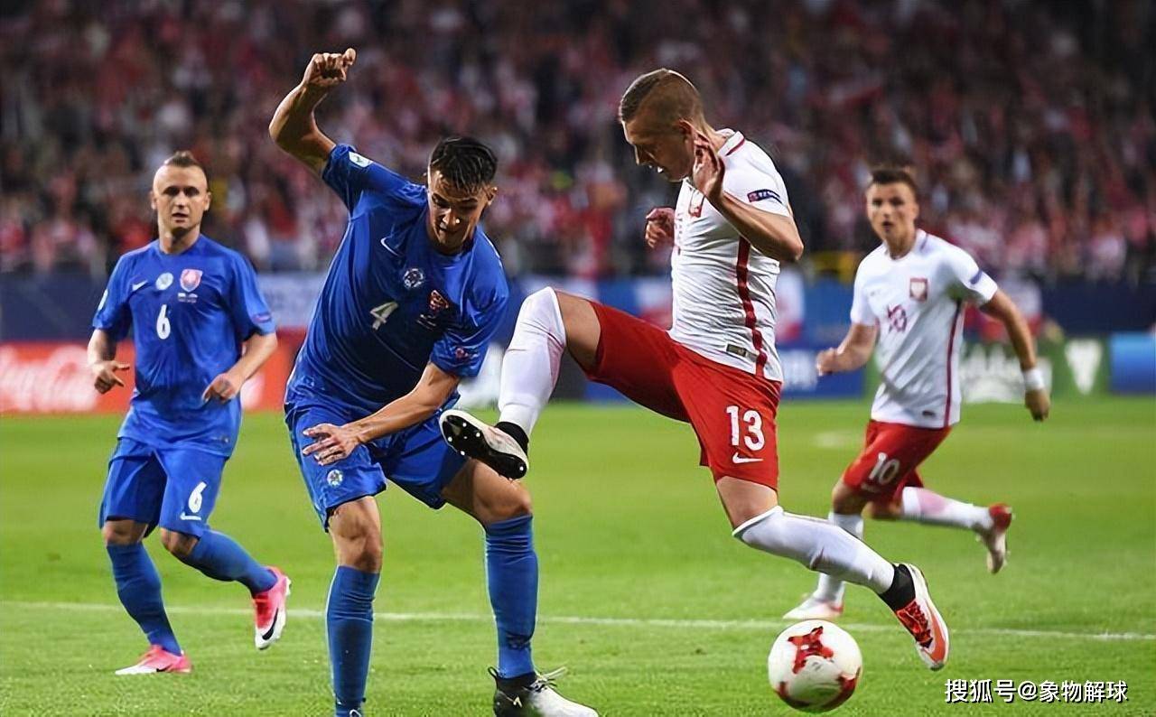 波兰球员成功防守对方进攻大获全胜 波兰球员成功防守对方进攻大获全胜